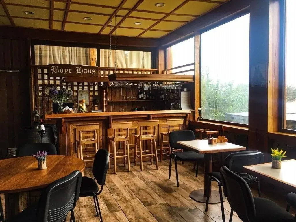 Bar y salón común de La Casona de Futrono con vista al bosque